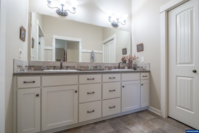 705 SE Stoneridge Ln, Dallas, OR 97338