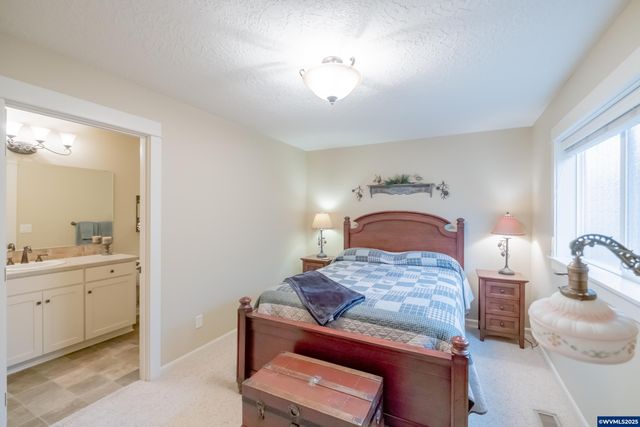 705 SE Stoneridge Ln, Dallas, OR 97338