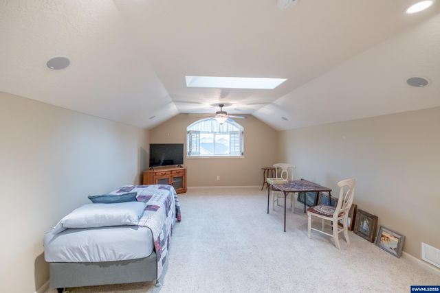 705 SE Stoneridge Ln, Dallas, OR 97338