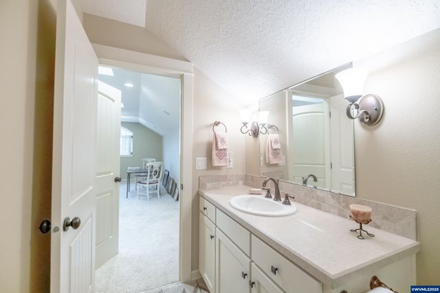 705 SE Stoneridge Ln, Dallas, OR 97338