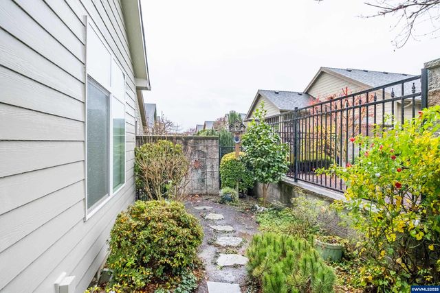 705 SE Stoneridge Ln, Dallas, OR 97338