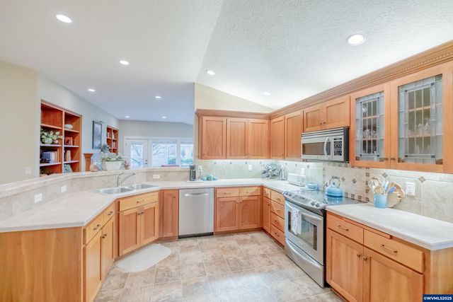 705 SE Stoneridge Ln, Dallas, OR 97338