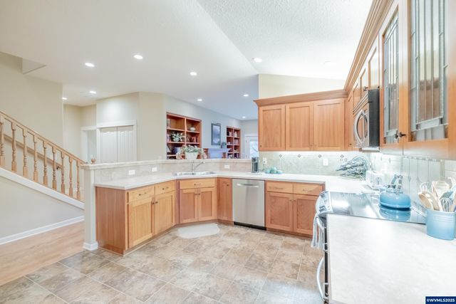 705 SE Stoneridge Ln, Dallas, OR 97338