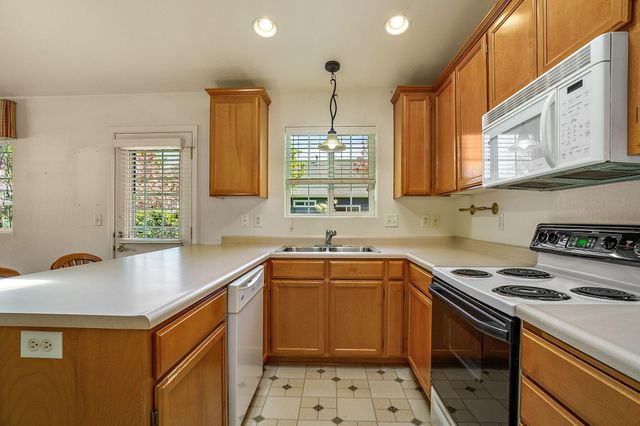 2580 Parkwood Village Lane, Central Point, OR 97502