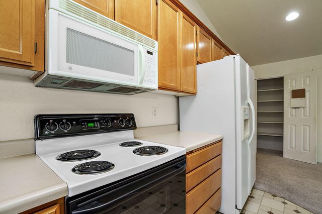 2580 Parkwood Village Lane, Central Point, OR 97502