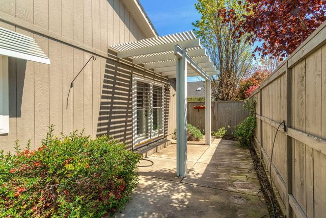 2580 Parkwood Village Lane, Central Point, OR 97502