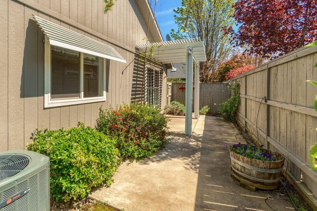 2580 Parkwood Village Lane, Central Point, OR 97502