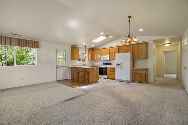 2580 Parkwood Village Lane, Central Point, OR 97502