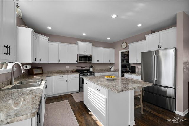 47 Windstone Drive, North Aurora, IL 60542