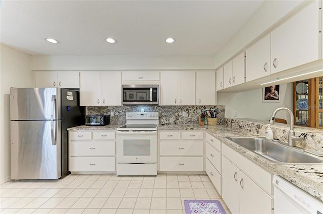 3946 WILSHIRE CIRCLE E 168, Sarasota, FL 34238