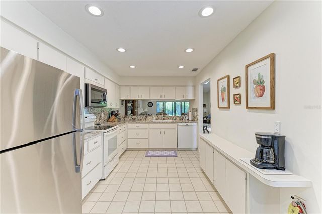 3946 WILSHIRE CIRCLE E 168, Sarasota, FL 34238