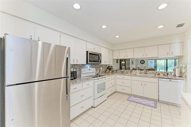 3946 WILSHIRE CIRCLE E 168, Sarasota, FL 34238