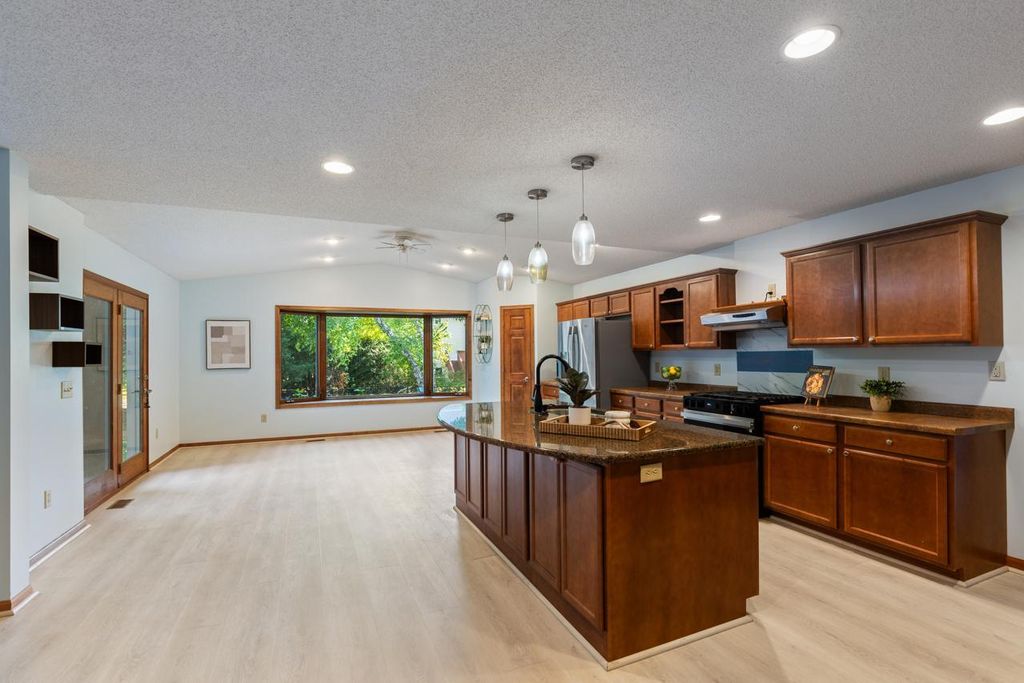 8818 Belvedere Drive, Eden Prairie, MN 55347 — photo 4