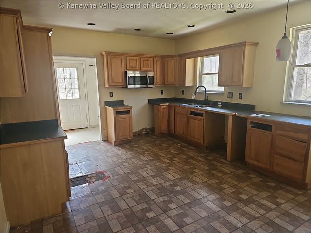 325 FISHERS BRANCH Road, Sissonville, WV 25312