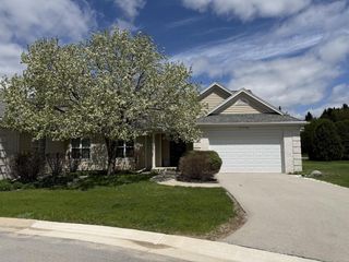 W233N3088 Oakmont COURT #B, Pewaukee, WI 53072