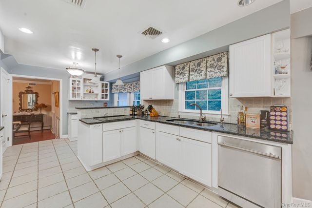 14 Sandpiper Court, Smithtown, NY 11787