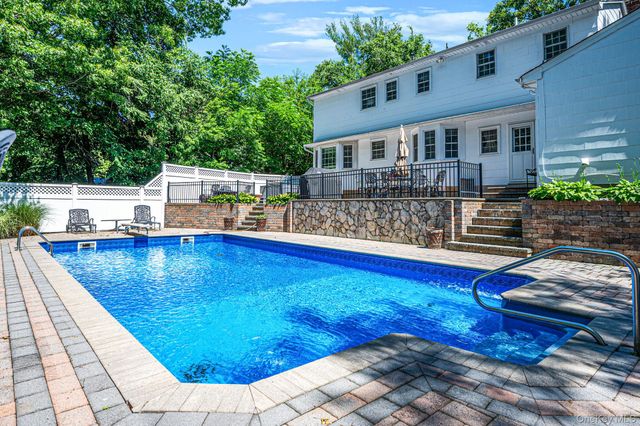 14 Sandpiper Court, Smithtown, NY 11787