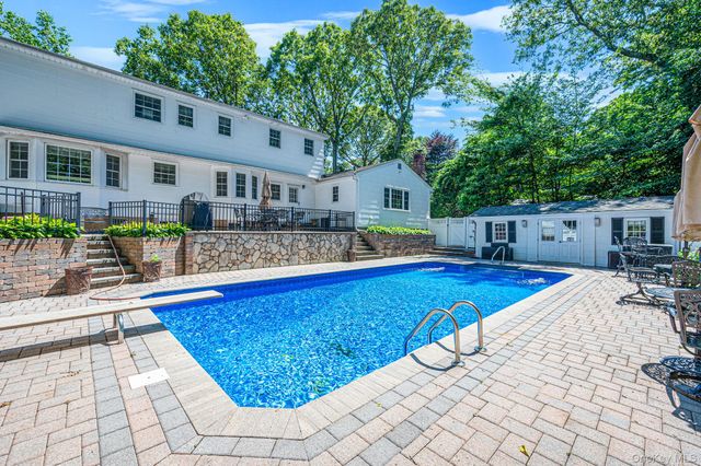 14 Sandpiper Court, Smithtown, NY 11787