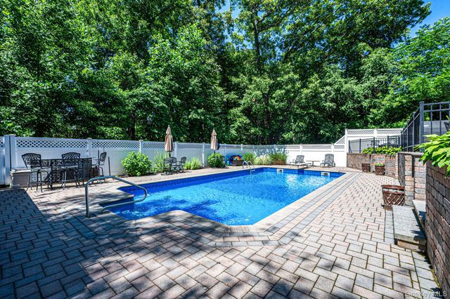 14 Sandpiper Court, Smithtown, NY 11787