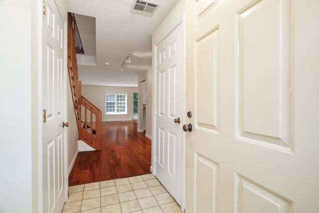 511 Ridgefield Cir 511B, Clinton, MA 01510