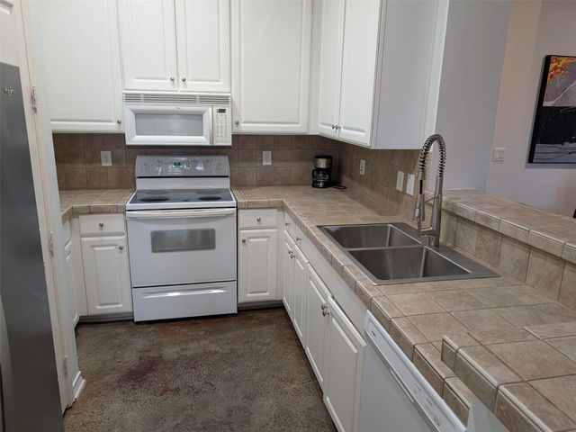 2400 Mccue Road 136, Houston, TX 77056