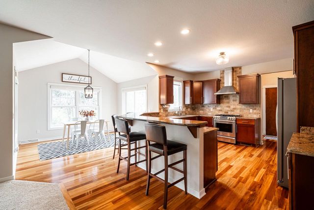 612 Hunters CROSSING, Slinger, WI 53086