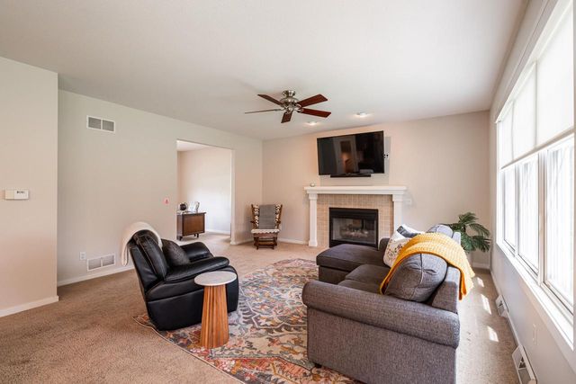 612 Hunters CROSSING, Slinger, WI 53086