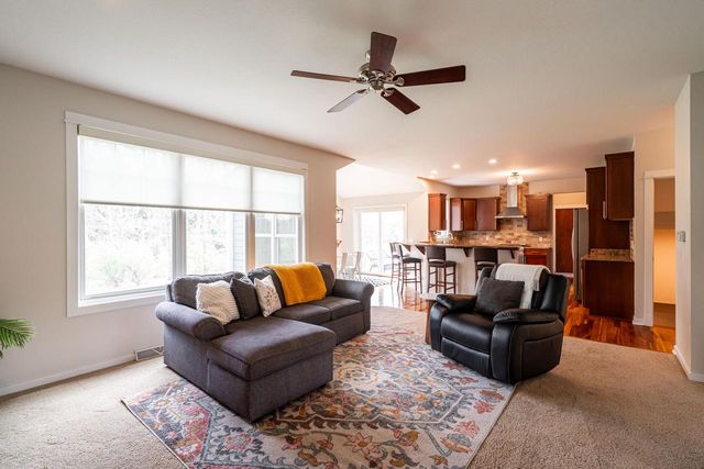 612 Hunters CROSSING, Slinger, WI 53086
