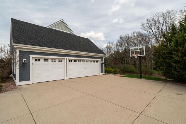 612 Hunters CROSSING, Slinger, WI 53086