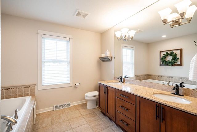 612 Hunters CROSSING, Slinger, WI 53086