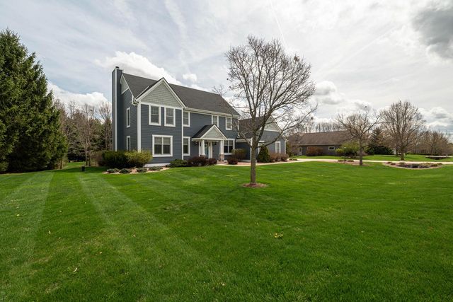 612 Hunters CROSSING, Slinger, WI 53086