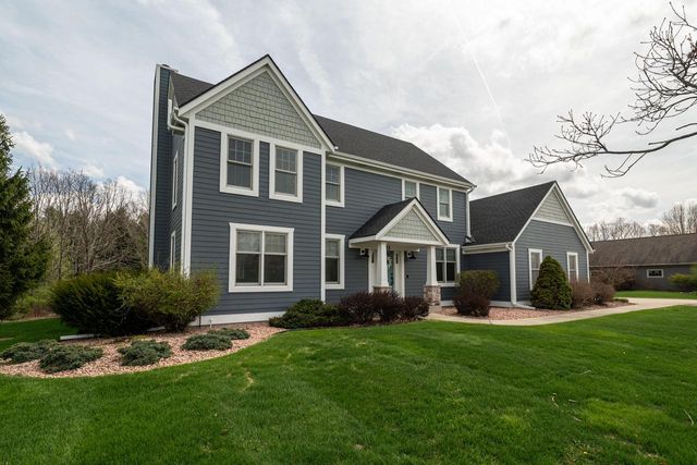 612 Hunters CROSSING, Slinger, WI 53086