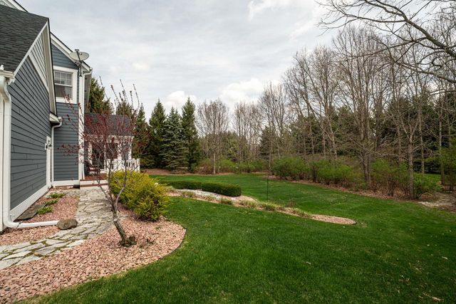 612 Hunters CROSSING, Slinger, WI 53086