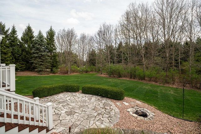 612 Hunters CROSSING, Slinger, WI 53086
