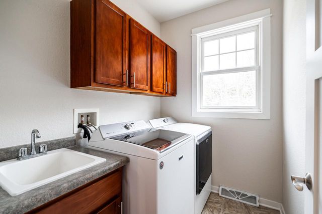612 Hunters CROSSING, Slinger, WI 53086
