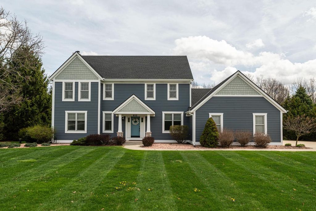 612 Hunters CROSSING, Slinger, WI 53086