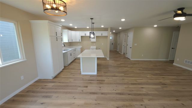1409 13th Avenue, Belle Plaine, IA 52208