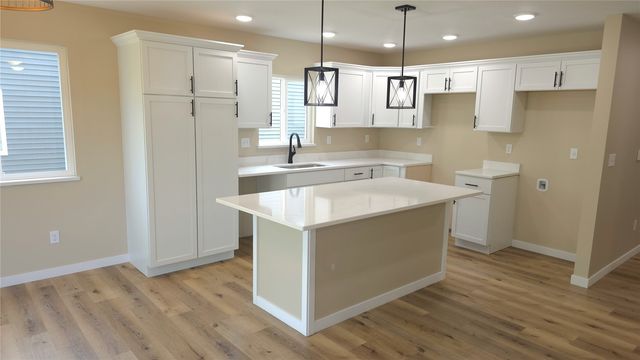 1409 13th Avenue, Belle Plaine, IA 52208
