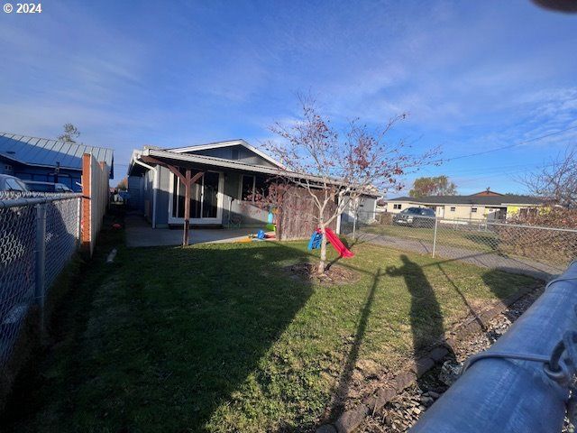 907 GREENWOOD Ave, Reedsport, OR 97467