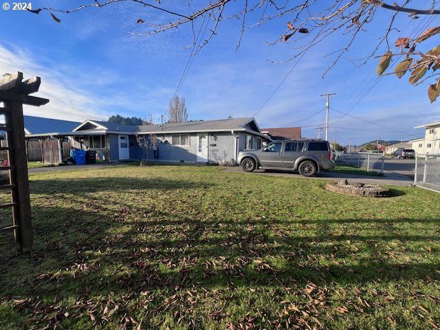 907 GREENWOOD Ave, Reedsport, OR 97467