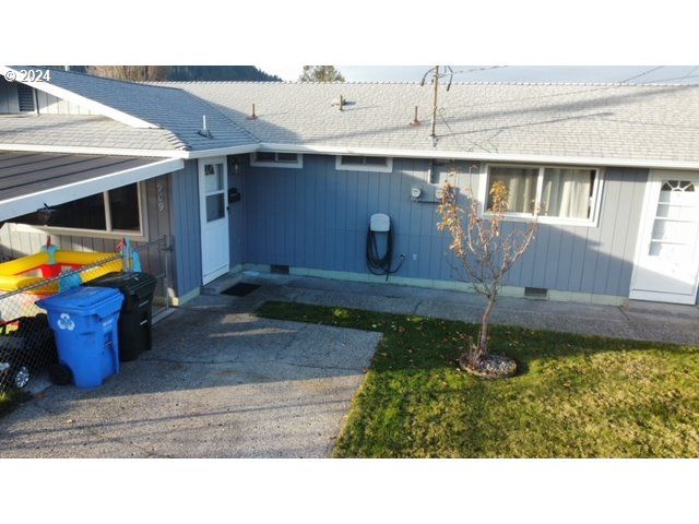 907 GREENWOOD Ave, Reedsport, OR 97467