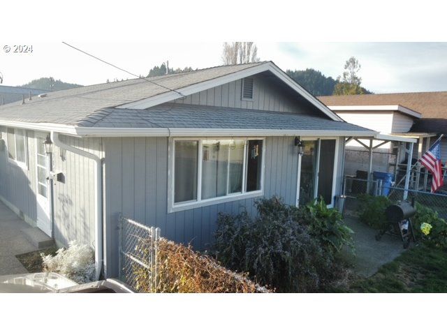 907 GREENWOOD Ave, Reedsport, OR 97467