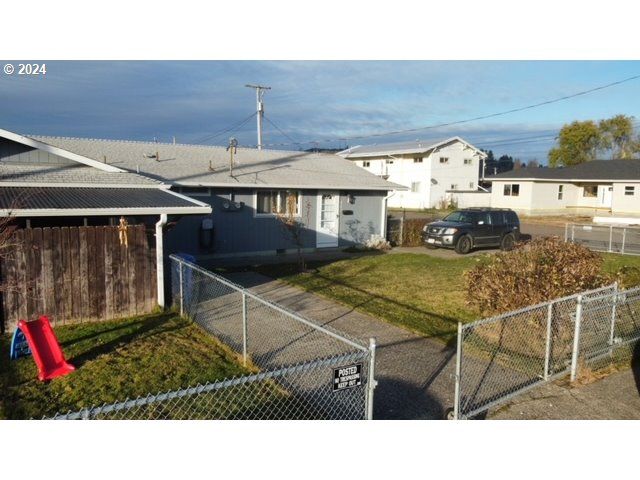907 GREENWOOD Ave, Reedsport, OR 97467