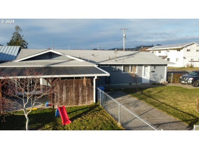907 GREENWOOD Ave, Reedsport, OR 97467