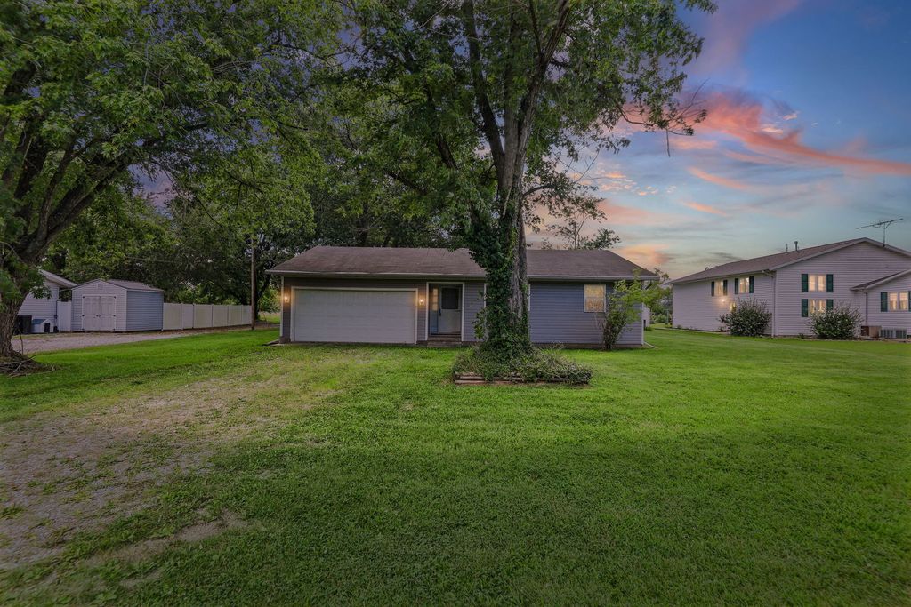 Image 1 of property listing at 3275 Selmaville Road, Salem, IL 62881