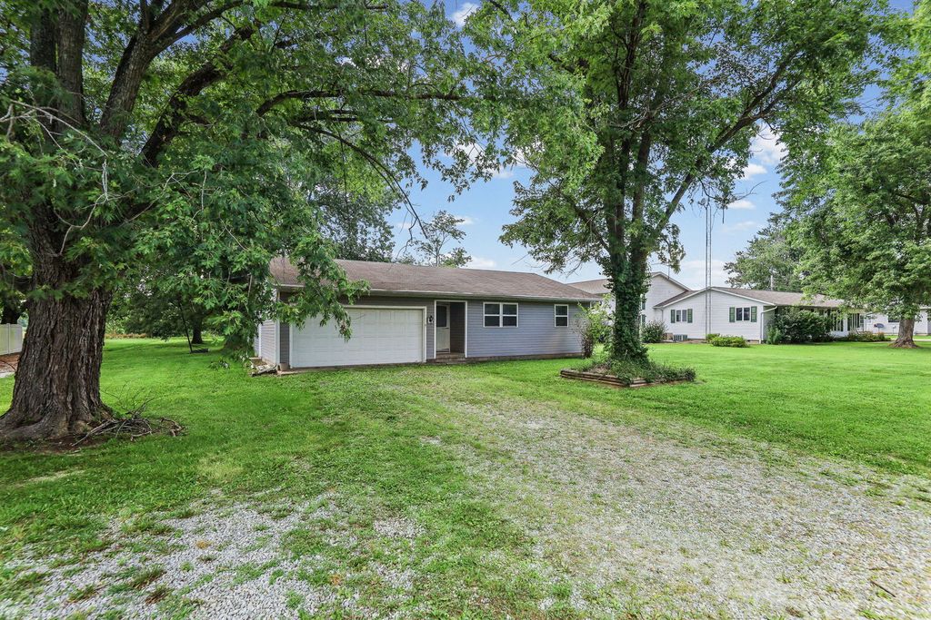 Image 2 of property listing at 3275 Selmaville Road, Salem, IL 62881