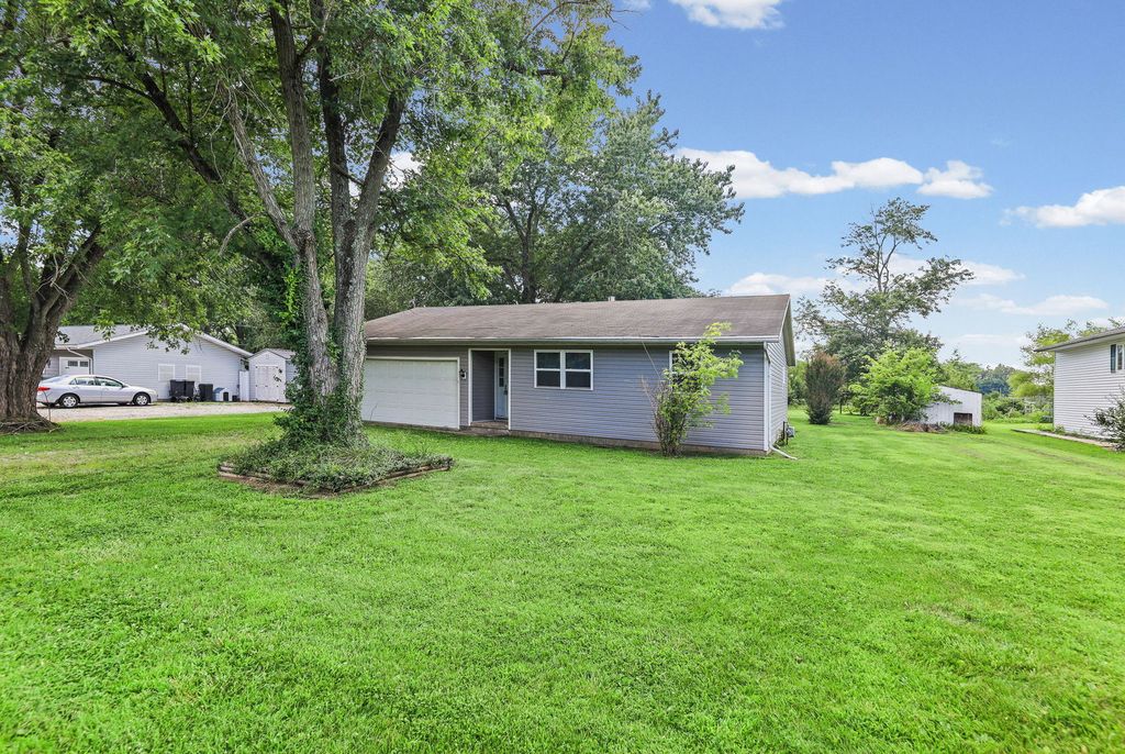 Image 3 of property listing at 3275 Selmaville Road, Salem, IL 62881