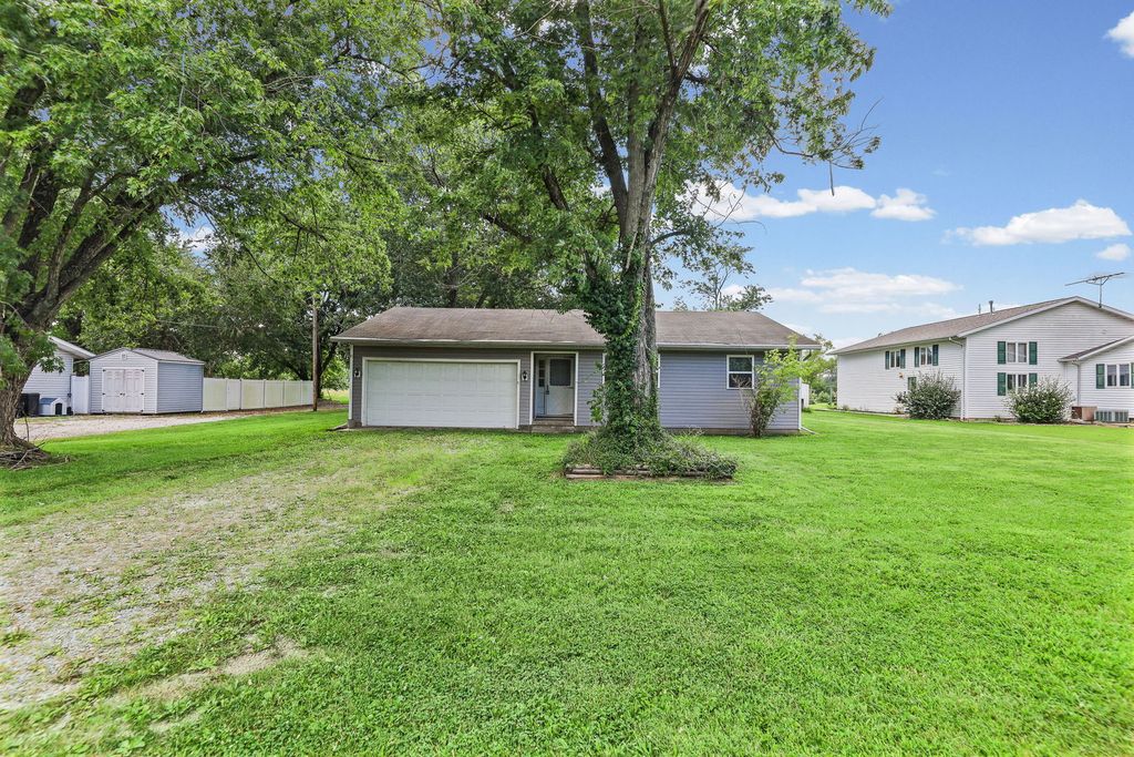 Image 4 of property listing at 3275 Selmaville Road, Salem, IL 62881