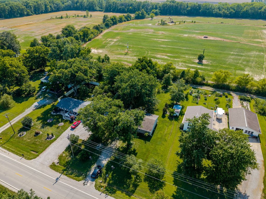 Image 33 of property listing at 3275 Selmaville Road, Salem, IL 62881