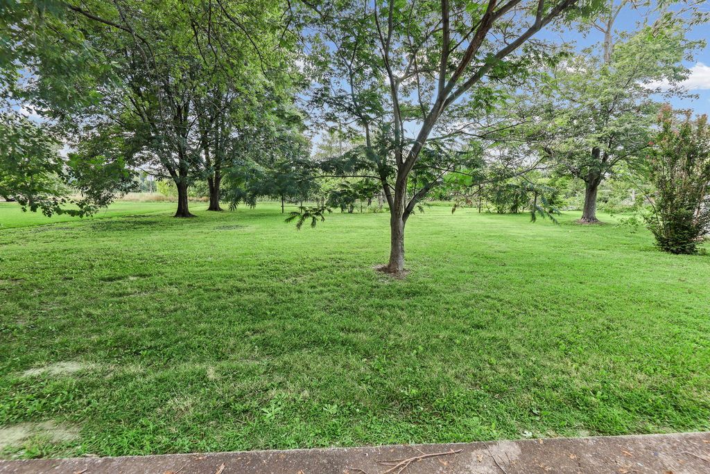 Image 5 of property listing at 3275 Selmaville Road, Salem, IL 62881